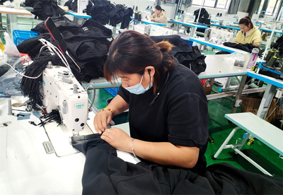 利辛縣永興鎮團力富服飾公司工人正在縫制服裝。利辛縣永興鎮供圖